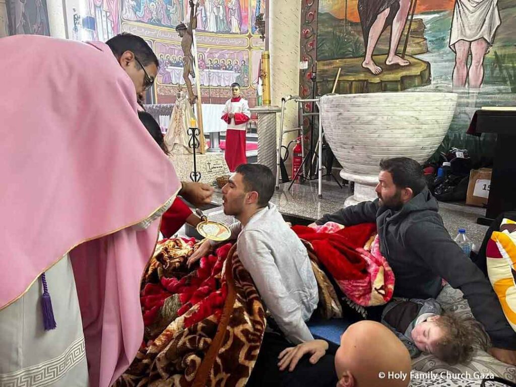 Des personnes blessées reçoivent la Communion dans la paroisse de la Sainte Famille de Gaza