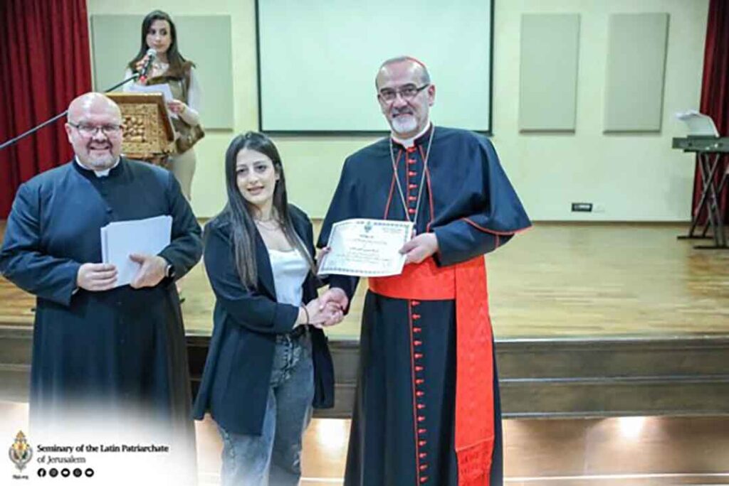 El Patriarca Latino de Jerusalén, Cardenal Pierbattista Pizzaballa, felicita a los graduados del Centro de Formación Espiritual